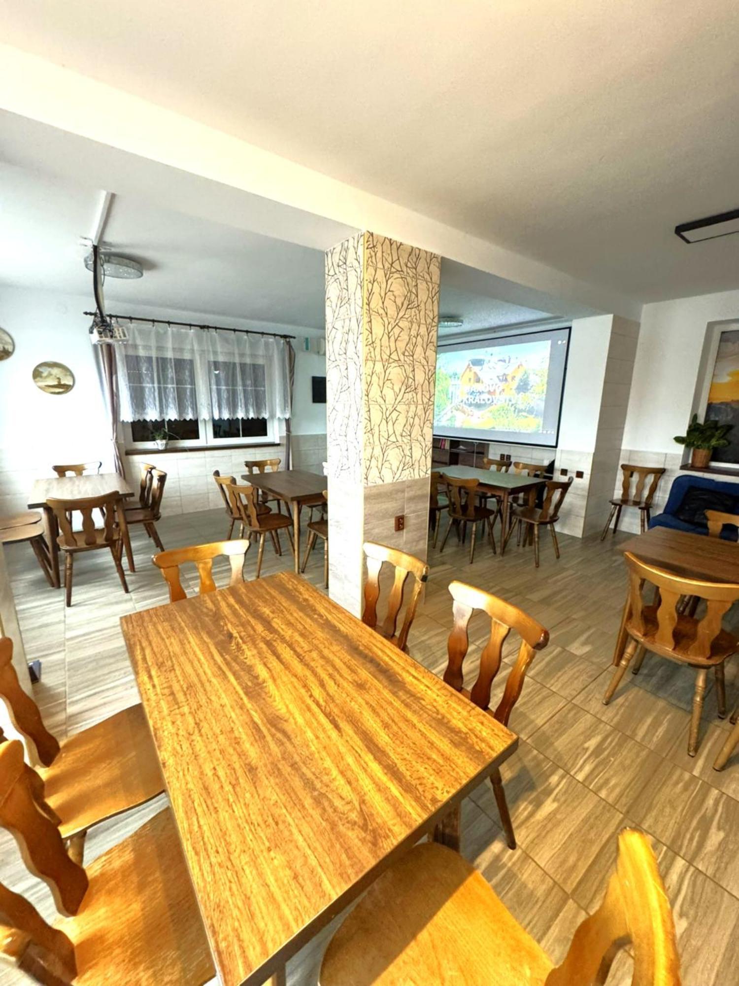 Maxovo Kralovstvi Apartment Rovensko pod Troskami Exterior foto